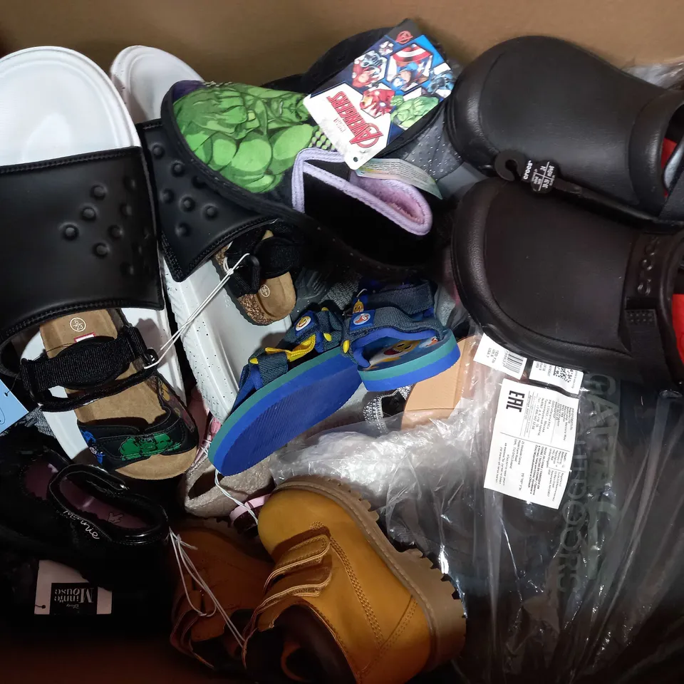BOX OF APPROXIMATELY 15 ASSORTED PAIRS OF SHOES AND FOOTWEAR ITEMS IN VARIOUS STYLES AND SIZES TO INCLUDE DUNLOP, NEWDENBER, BOOHOO, ETC