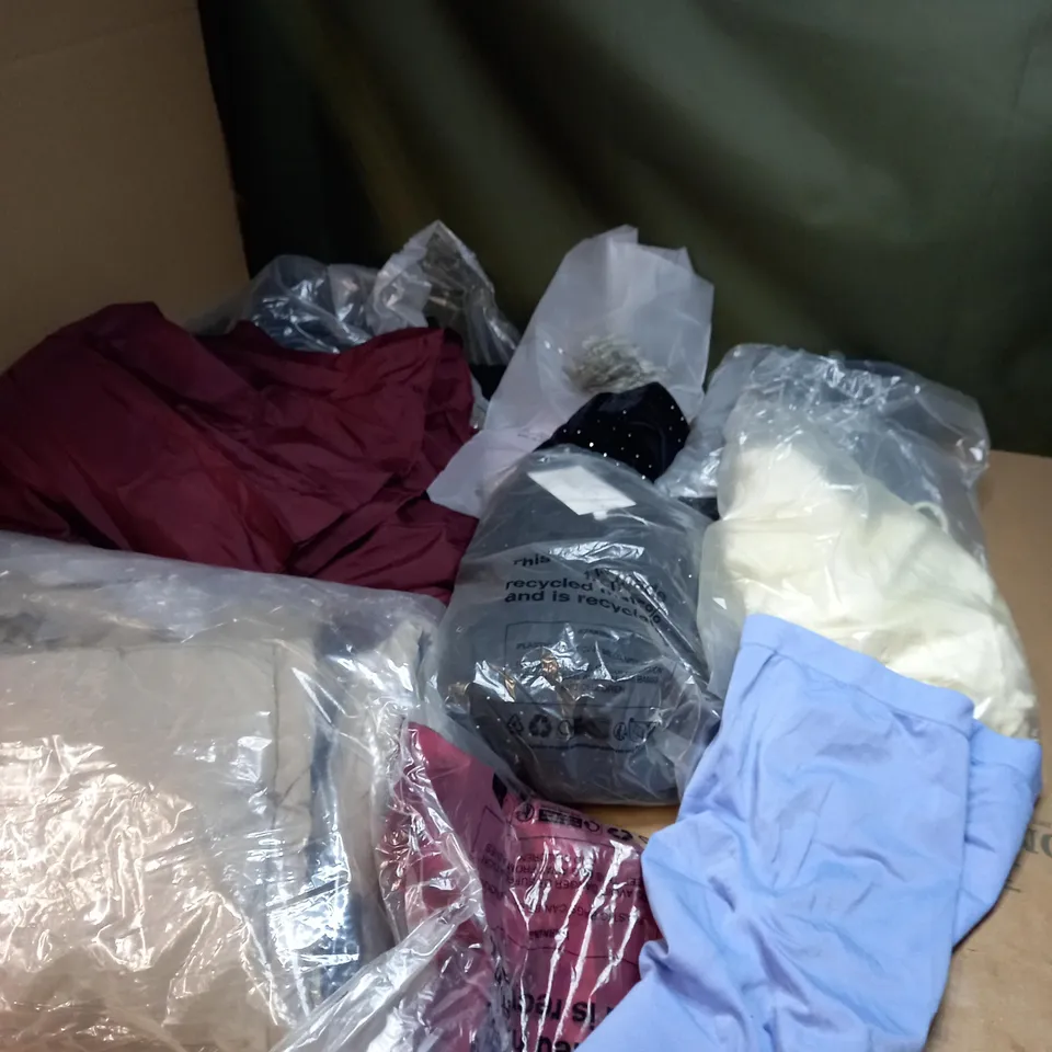 LOT OFF APPROX. 50 ASSORTED CLOTHING ITEMS 