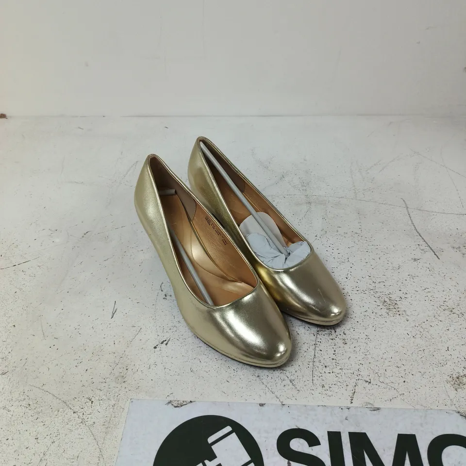WOMEN'S GOLD METALLIC HEELS – UK 8 (EX WIDE)