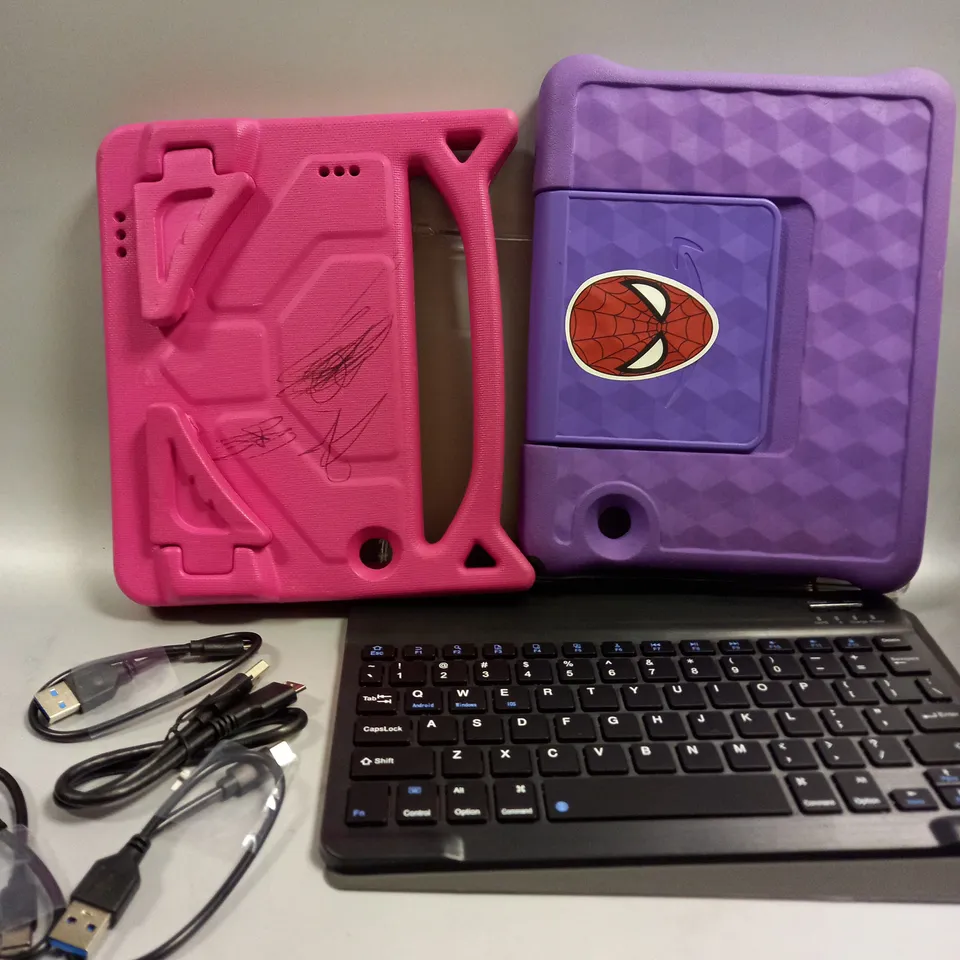 APPROXIMATELY 5 ASSORTED TABLET ACCESSORIES TO INCLUDE CHARGING CABLES, PROTECTIVE CASES & KEYBOARD ATTACHMENT  