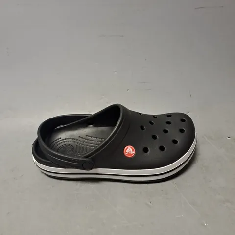 PAIR OF CROCS CROCBAND SHOES IN BLACK/WHITE M5/W6 