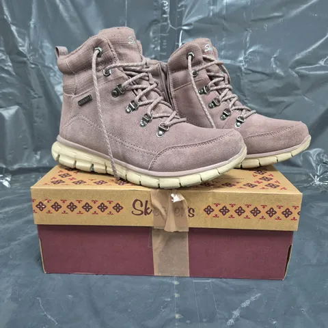 SKECHERS SYNERGY WATERPROOF BOOT MAUVE - SIZE 7