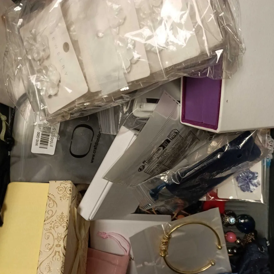 APPROXIMATELY 20 ASSORTED JEWELLERY PRODUCTS TO INCLUDE EARRINGS, NECKLACES, WATCH ETC 