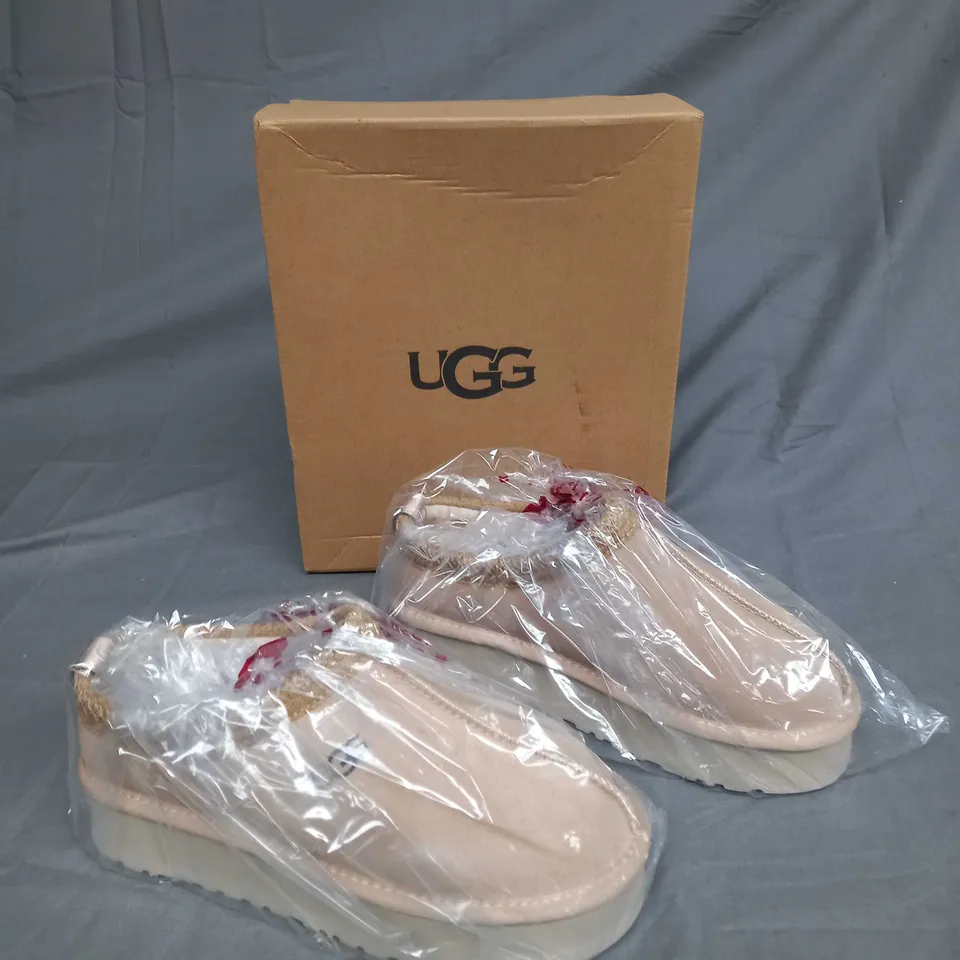 BOXED PAIR OF UGG WDAKOTA UK 7 BROWN 