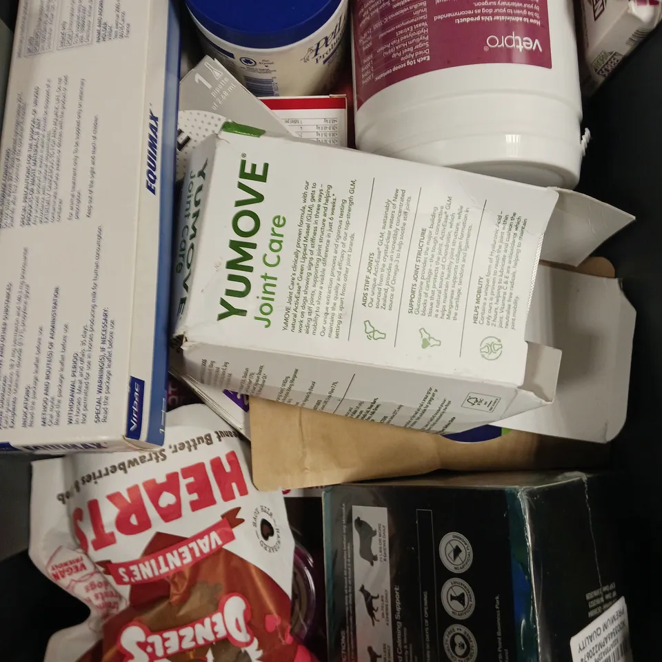APPROXIMATELY 20 ASSORTED PET PRODUCTS/MEDICATIONS TO INCLUDE FRONTLINE, FLEA COLLAR, HEMP CALMING CHEWS ETC 