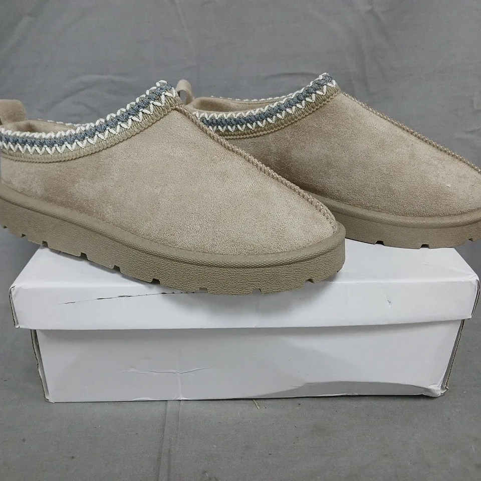 BOXED PAIR OF UNBRANDED SHOES IN LIGHT TAUPE SIZE 6