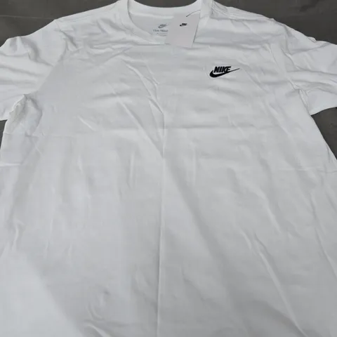 NIKE LOGO CASUAL TEE - SIZE M