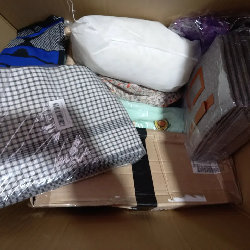BOX OF APPROXIMATELY 20 ASSORTED HOUSEHOLD ITEMS TO INCLUDE PACK OF MULTIPURPOSE PAPER, WALENSEE DOOR MAT, ETC