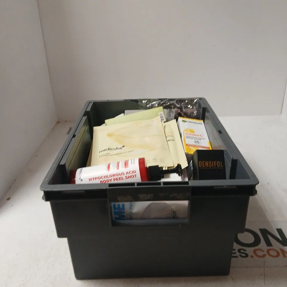 TOTE OF APPROXIMATELY 25 ASSORTED COSMETIC ITEMS TO INCLUDE MEDICUBE BRIGHTENING GEL MASKS, GARNIER BRIGHENING SERUM CLEAN, MEDICUBE BODY PEEL SHOT, DENSIFOL HAIR BUILDING FIBERS ETC