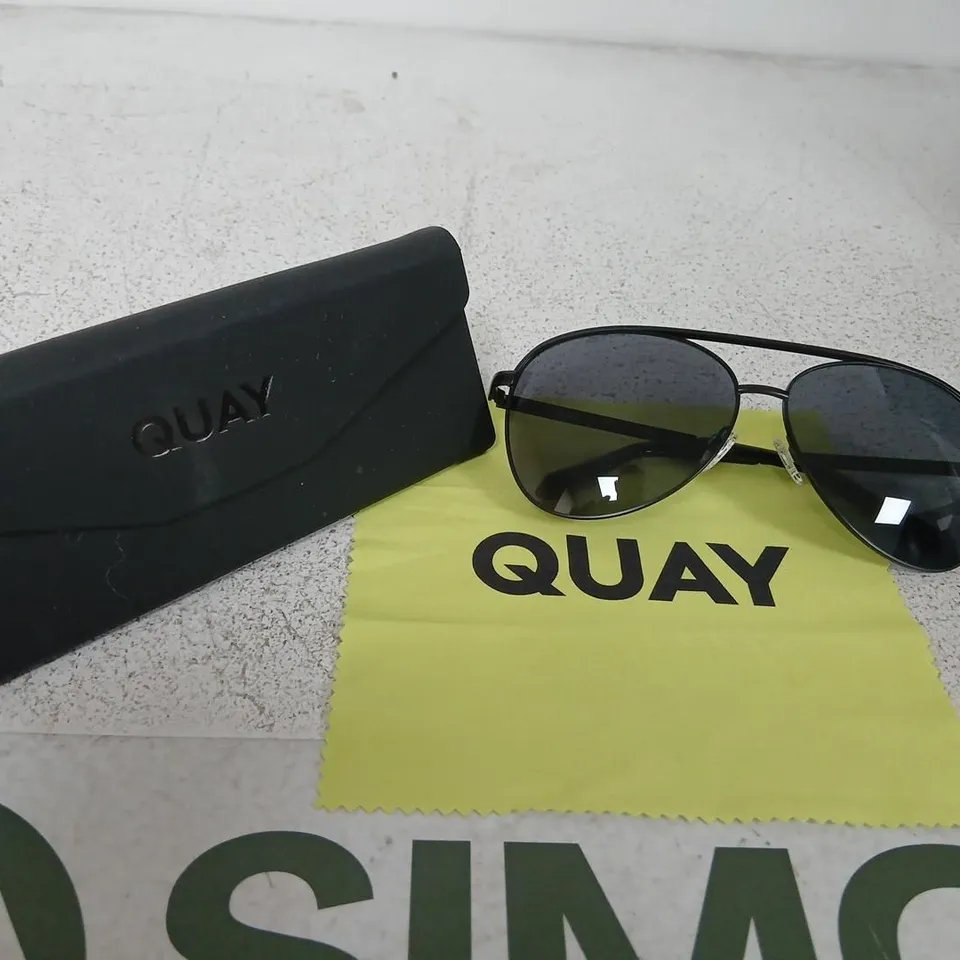 QUAY SUNGLASSES – BLACK AVIATOR STYLE (UNISEX) WITH CASE