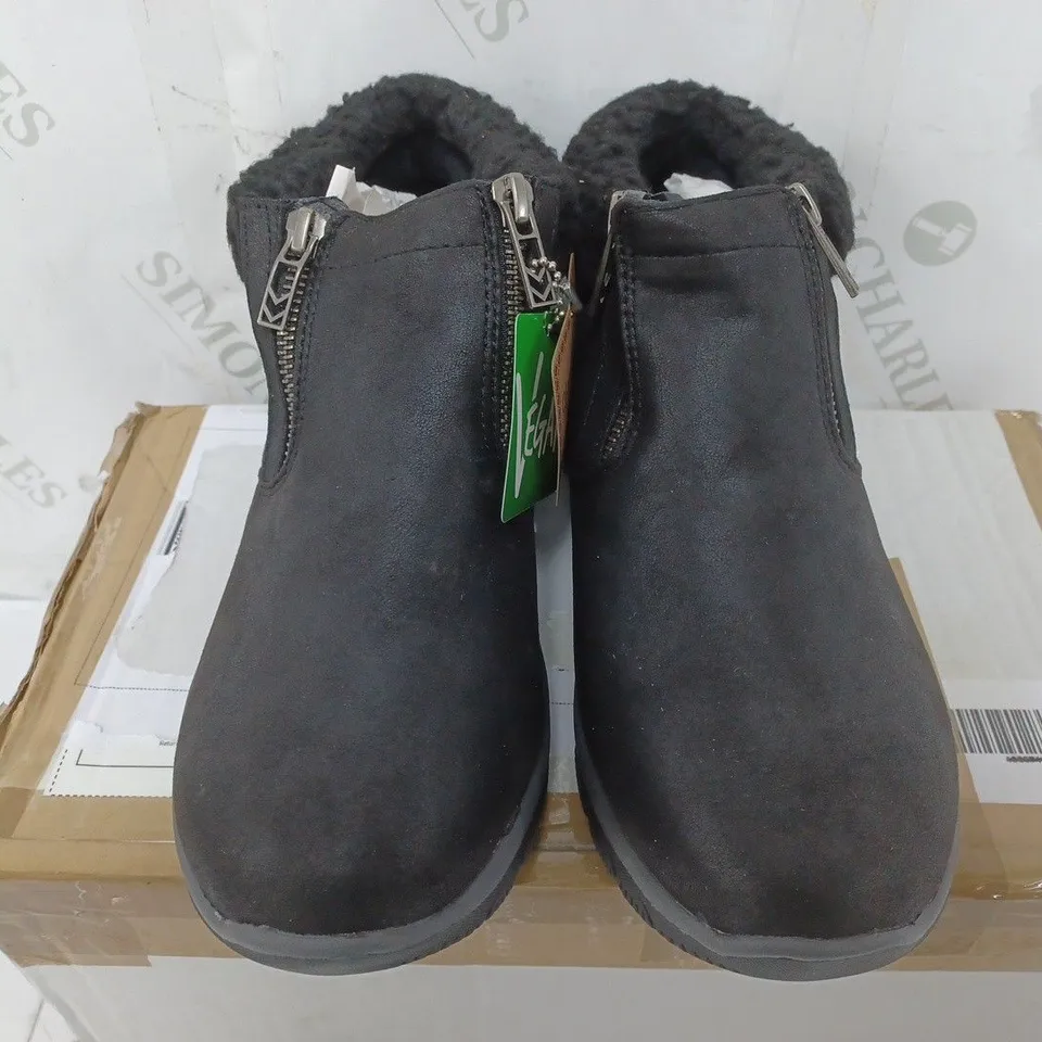 SKETCHERS EASY GOING BOOT IN BLACK - SIZE 4