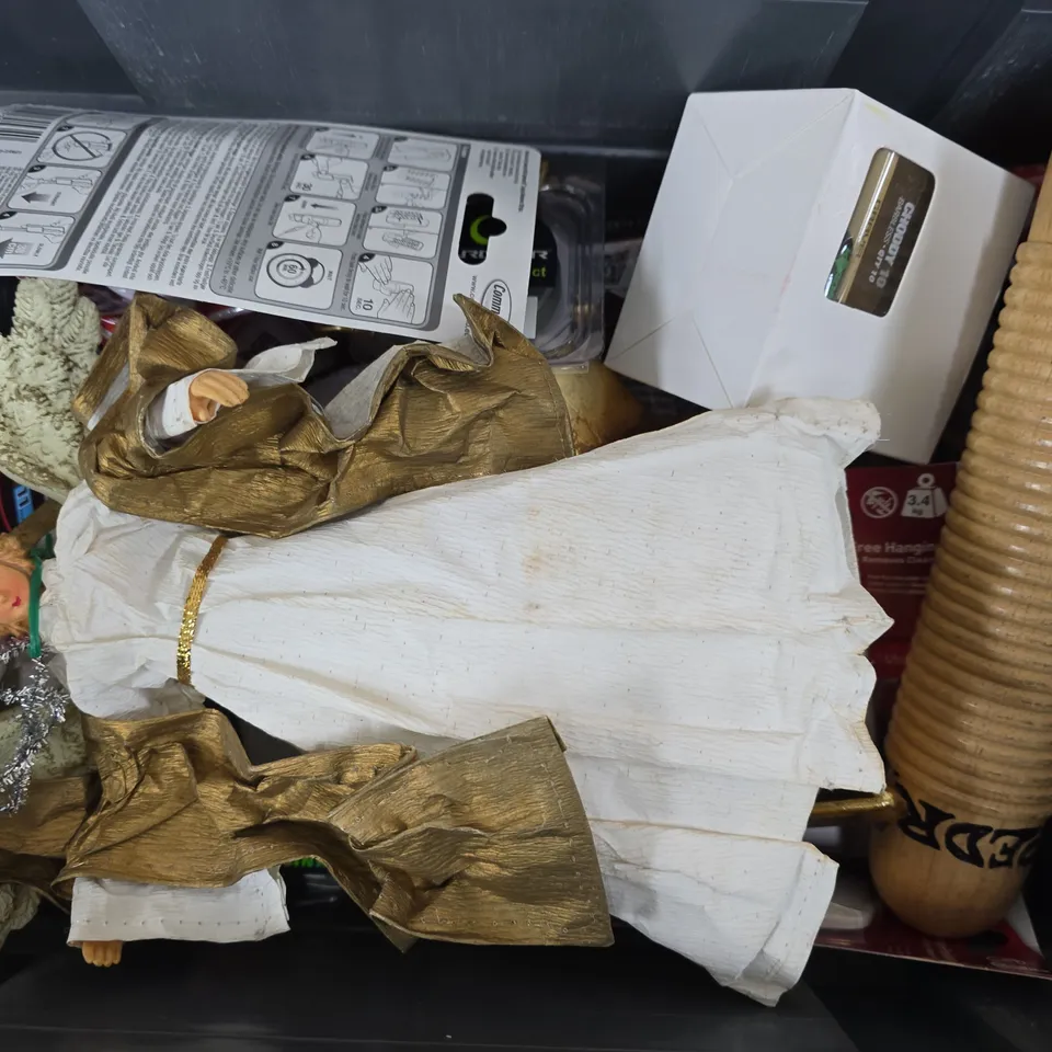 APPROXIMATELY 12 ASSORTED HOUSEHOLD ITEMS TO INCLUDE FJUKA WAFTERS, COMMAND HOOK, SUFIX MAGIC TOUCH HOOK LINK, ETC