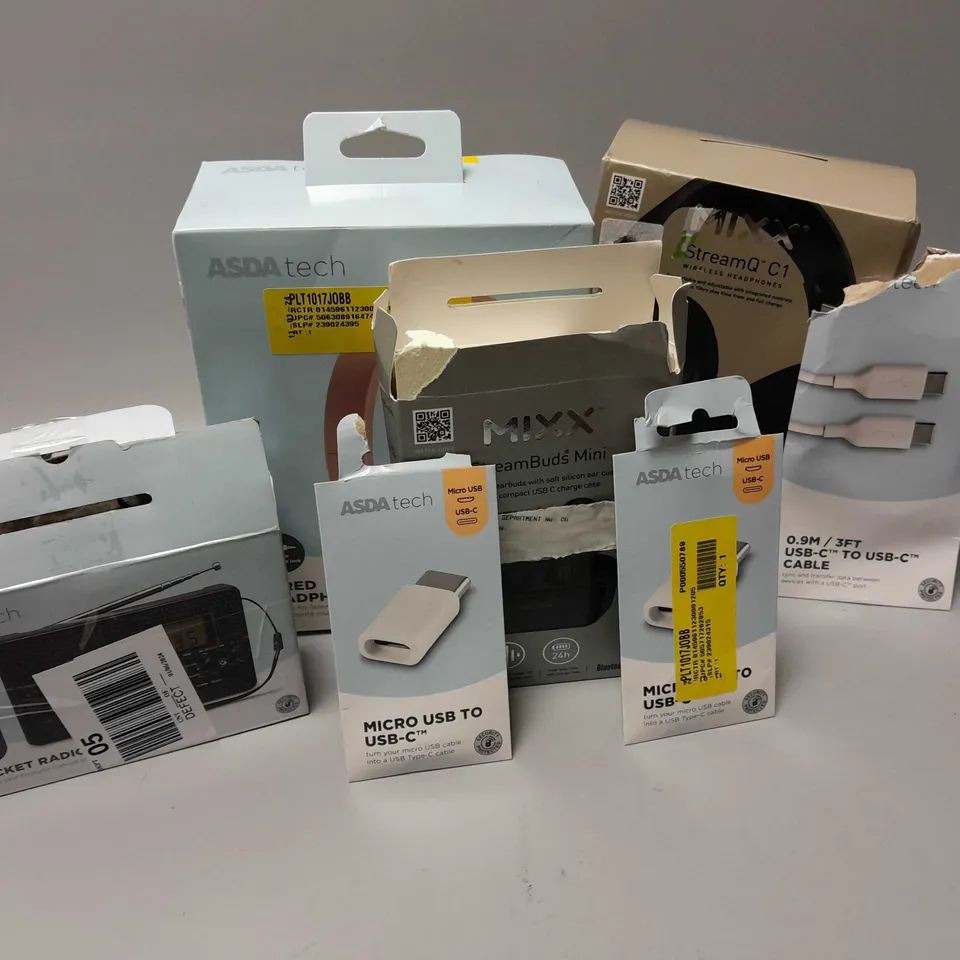 APPROXIMATELY 20 ASSORTED ELECTRICAL ITEMS TO INCLUDE MIXX STREAMQ C1, MICRO USB TO USB-C, POCKET RADIO, ETC