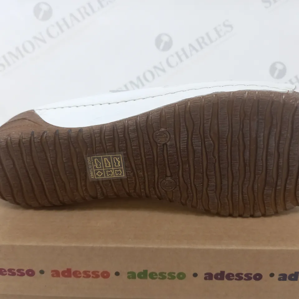BOXED PAIR OF ADESSO FRANCES MULES IN WHITE UK SIZE 7