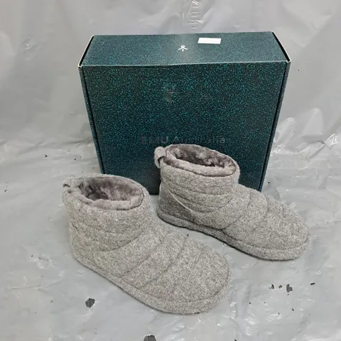BOXED PAIR OF EMU AUSTRALIA BARRINGTON BOOT CHARCOAL UK 7