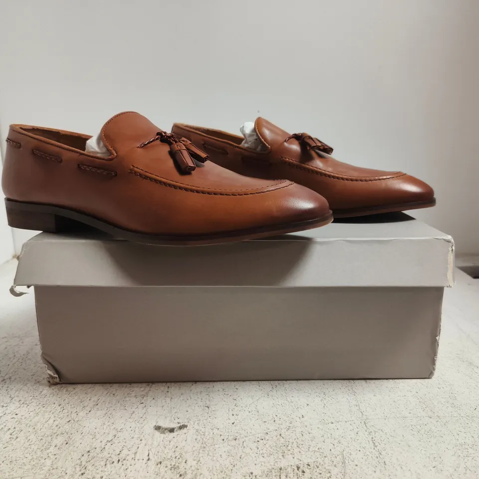 BOXED PAIR OF MOSS HIGHGATE LOAFERS IN BROWN SIZE UK 9