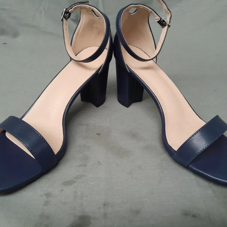 BOXED PAIR OF DESIGNER OPEN TOE BLOCK HEEL SANDALS IN NAVY EU SIZE 41