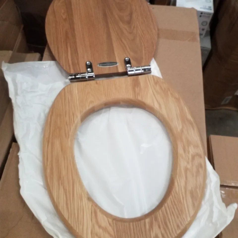 BOXED ROPER RHODES TRADITIONAL SOFT CLOSE TOILET SEAT - NATURAL OAK