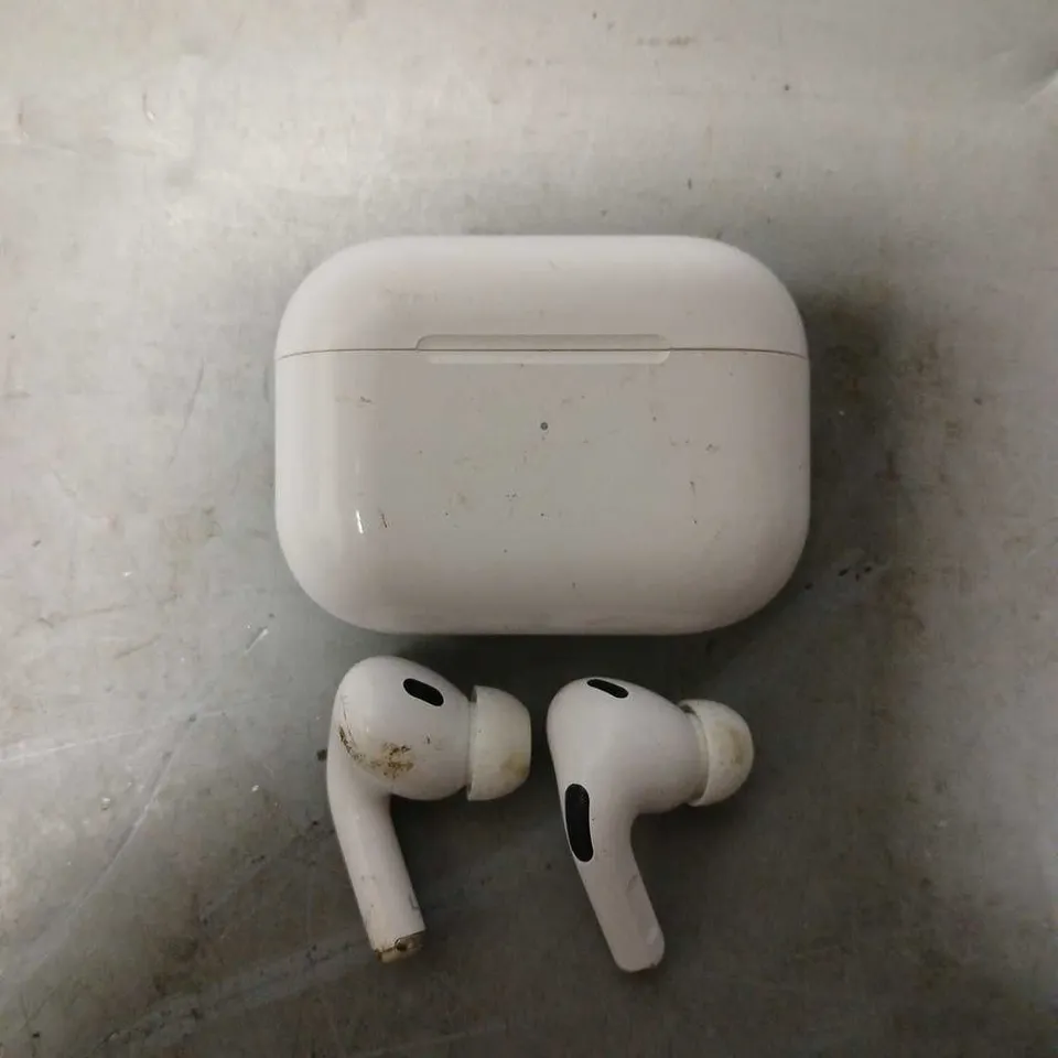 APPLE AIR POD PROS IN WHITE 