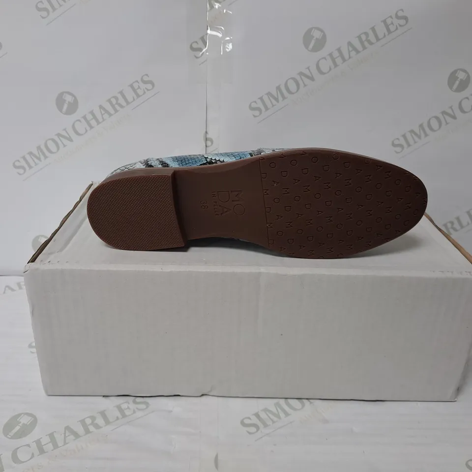 BOXED PAIR OF MODA IN PELLE SHOES IN DENIM SNAKE SIZE 5