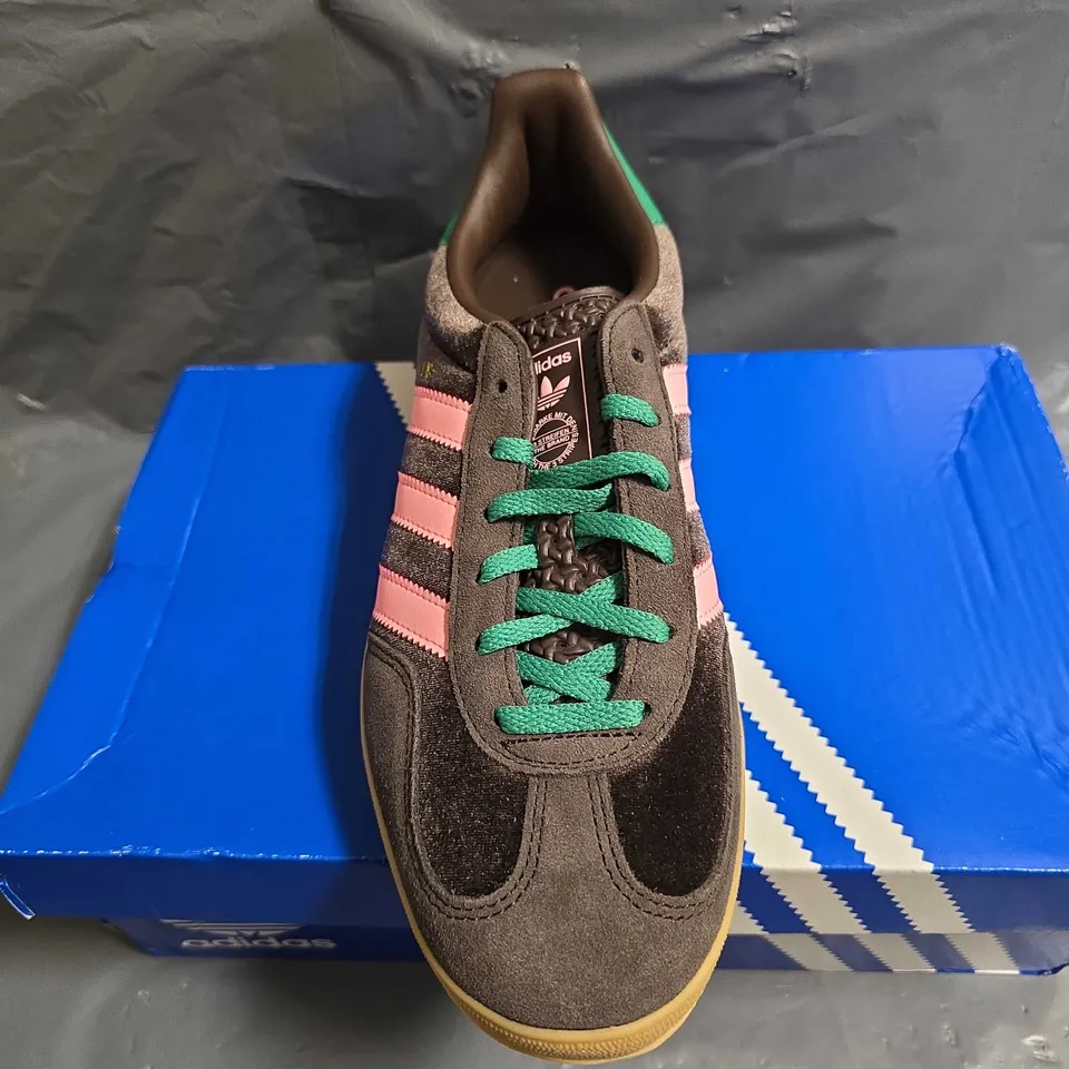 BOXED PAIR OF ADIDAS WOMENS GAZELLE INDDOR TRAINERS - UK SIZE 7 