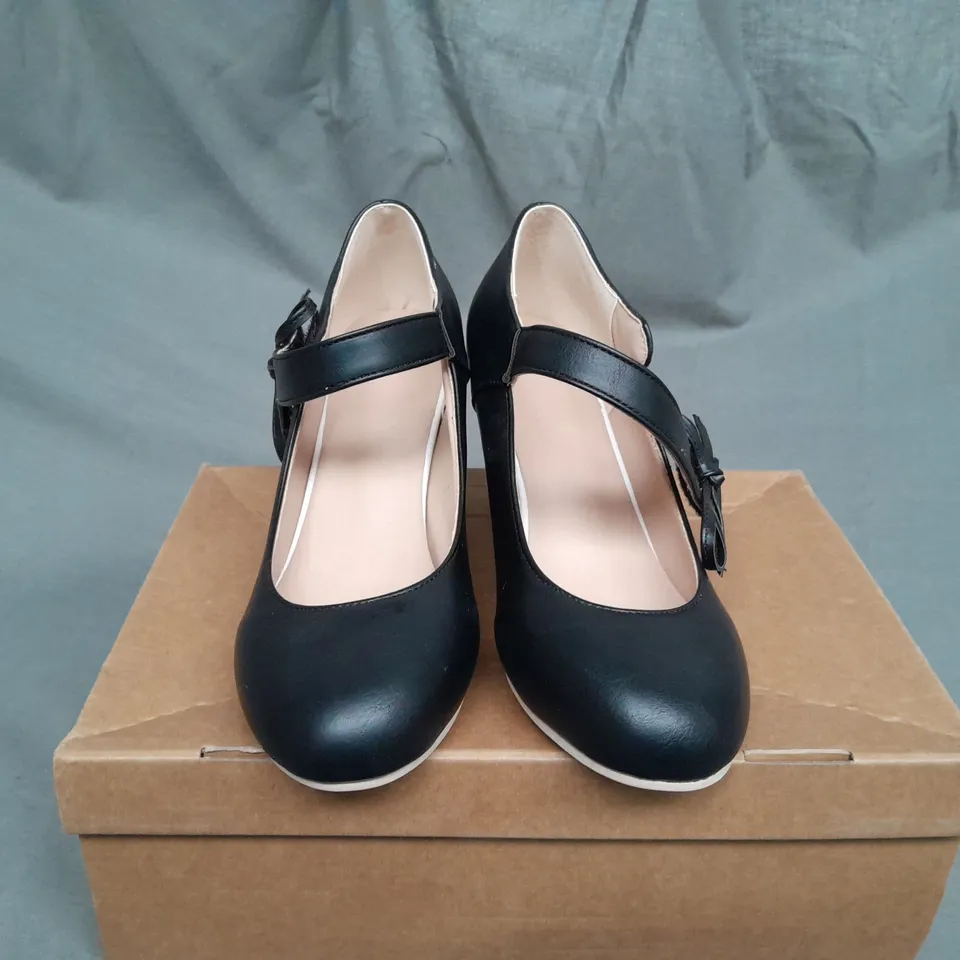 BOXED PAIR OF WOMENS WEDGE SHOES IN BLACK SIZE 38