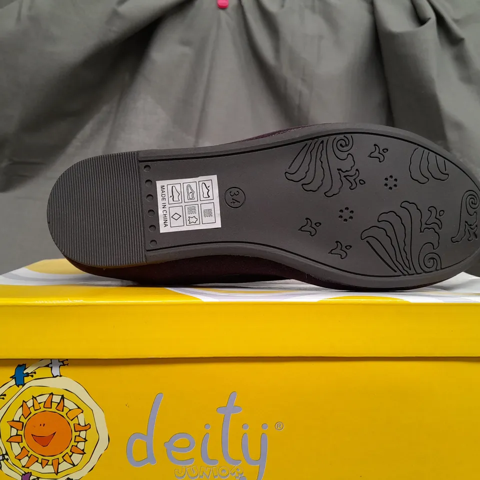 BOX OF APPROX 16 DEITY JUNIOR PURPLE OPEN TOP SHOES IN VARIOUS SIZES