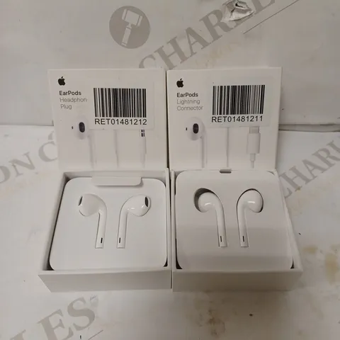 LOT OF 2 ASSORTED APPLE EARPODS - 1 X HEADPHONE PLUG & 1 X LIGHTNING CONNECTOR