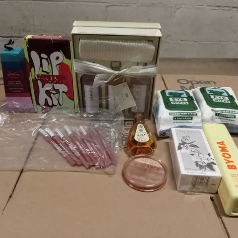 BOX OF APPROXIMATELY 25 ASSORTED HEALTH AND BEAUTY PRODUCTS TO INCLUDE; BATH OILS, WIPES, CREAMS ETC