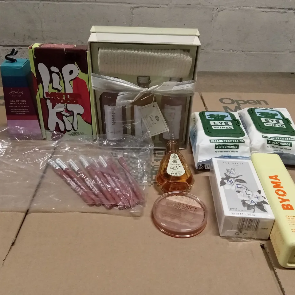 BOX OF APPROXIMATELY 25 ASSORTED HEALTH AND BEAUTY PRODUCTS TO INCLUDE; BATH OILS, WIPES, CREAMS ETC