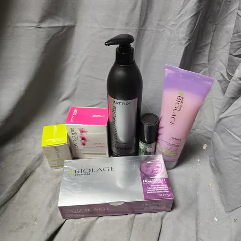 APPROXIMATELY 20 ASSORTED HEALTH & BEAUTY PRODUCTS TO INCLUDE MATRIX BIOLAGE AQUA-GEL CONDITIONER, GLOSS BOOSTER, MATRIX BIOLAGE CERA-REPAIR, ETC - COLLECTION ONLY