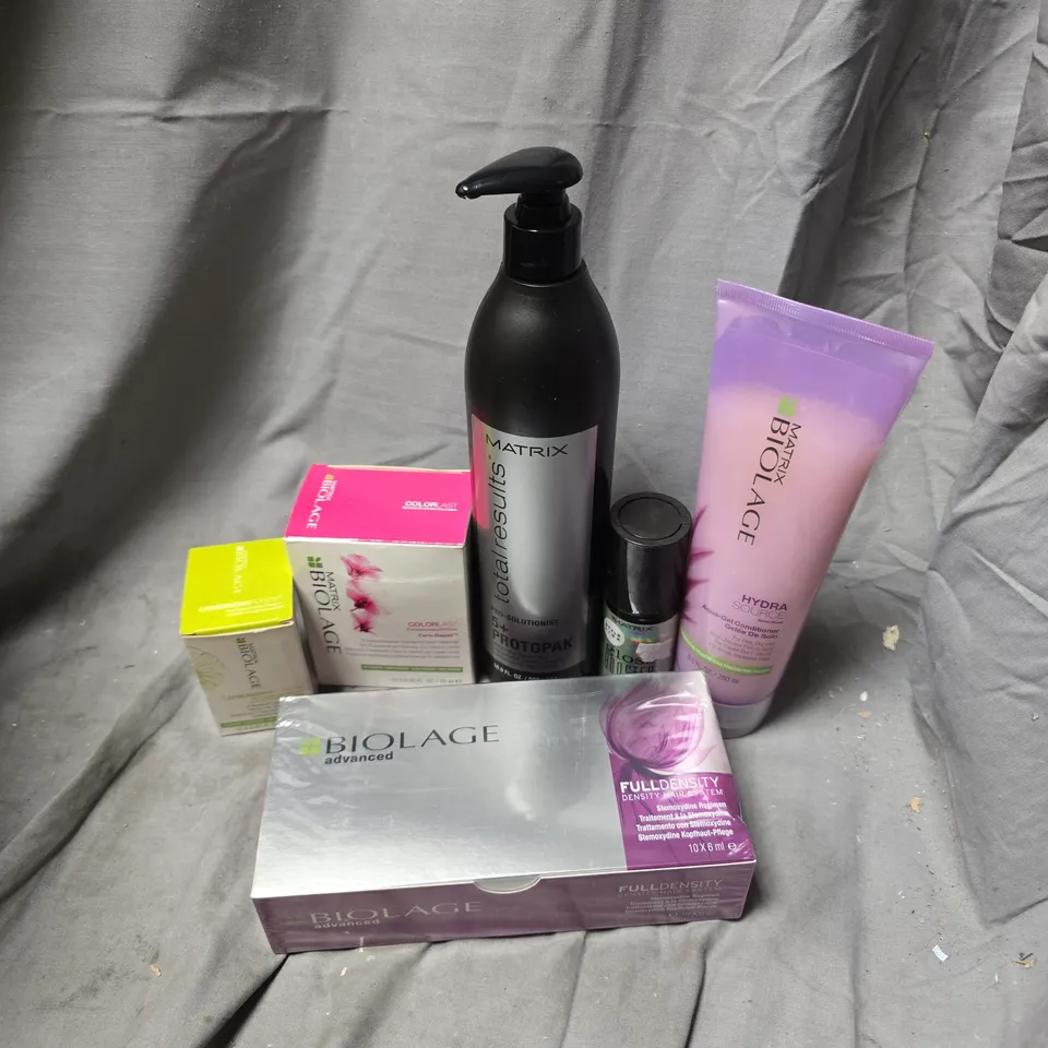 APPROXIMATELY 20 ASSORTED HEALTH & BEAUTY PRODUCTS TO INCLUDE MATRIX BIOLAGE AQUA-GEL CONDITIONER, GLOSS BOOSTER, MATRIX BIOLAGE CERA-REPAIR, ETC - COLLECTION ONLY