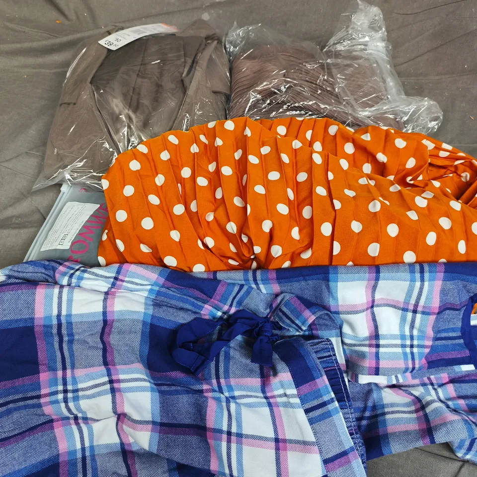 APPROXIMATELY 25 ASSORTED CLOTHING ITEMS IN VARIOUS SIZES, STYLES & COLOURS TO INCLUDE BRANDS SUCH AS SHEIN, CYBERJAMMIES, F&F, ETC - COLLECTION ONLY