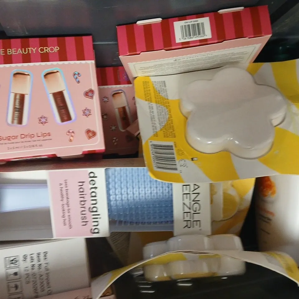 APPROXIMATELY 15 ASSORTED COSMETIC ITEMS INCLUDING VARIOUS MAKES AND BRANDS - COLLECTION ONLY