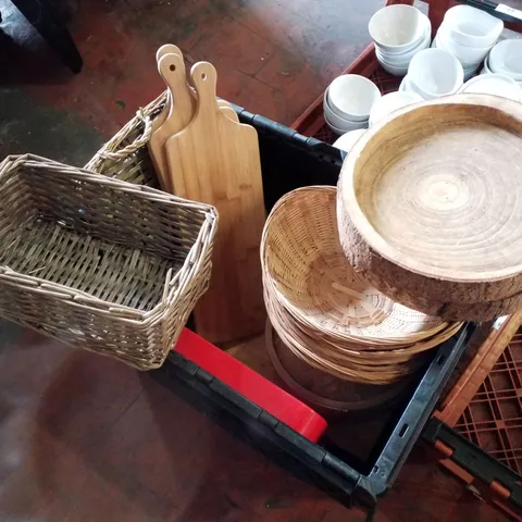 CRATE CONTAINING ASSORTED WOODEN CATERING EQUIPMENT INCLUDING BOWLS, BASKETS, CHEESEBOARDS & CHOPPING BOARDS