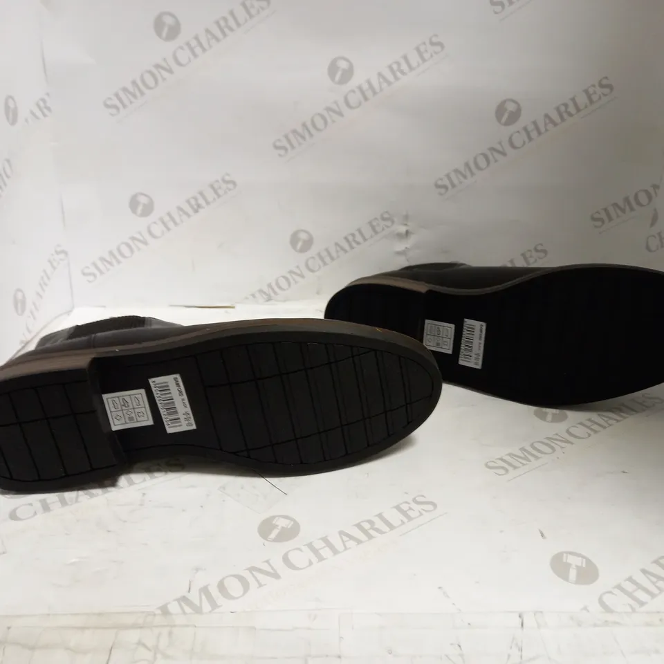 REDTAPE BAMFORD BLACK SIZE UK 9 