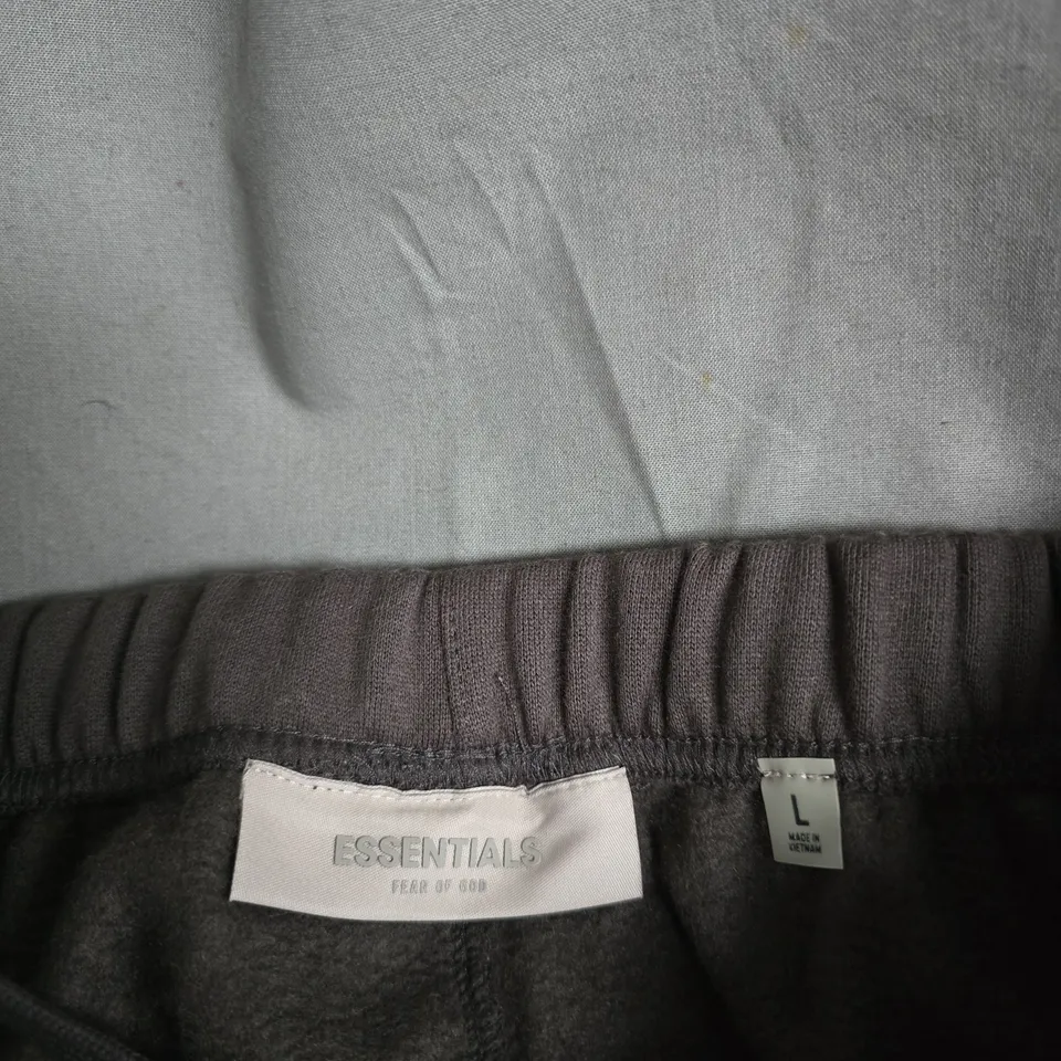 FEAR OF GOD ESSENTIALS SWEATPANTS – GREY – SIZE L