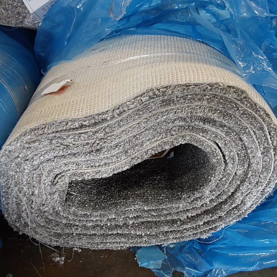 ROLL OF QUALITY CLASSIC CHARM 3063/0935 CARPET IN ASH GREY - APPROXIMATELY 4.9M L X 4M W 