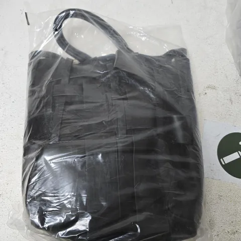 BLACK FABRIC TOTE BAG – UNBRANDED