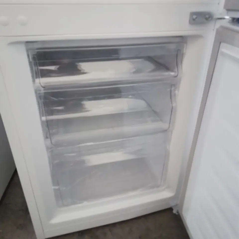 FRIDGEMASTER 50CM FREESTANDING 60/40 FRIDGE FREEZER IN WHITE, MODEL: MC50175A DENTED