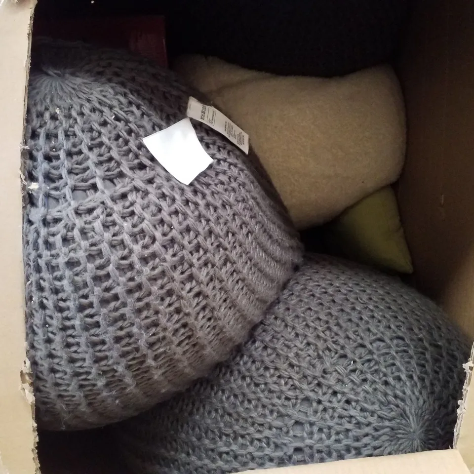 PALLET CONTAINING ASSORTED BEAN BAGS & PILLOWS 