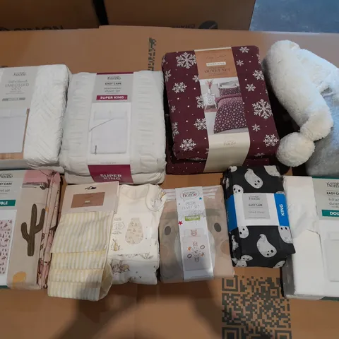 BOX OF APPROXIMATELY 10 ASSORTED BEDDING AND SOFT FURNISHING ITEMS TO INCLUDE - PILLOWCASES - BEDDING SET - FITTED SHEET ETC.