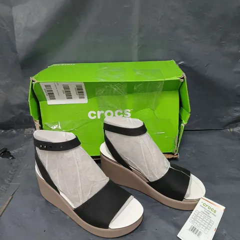 BOXED PAIR OF CROCS BROOKLYN ANKLE STRAP WEDGE UK 7 BROWN/BLACK 