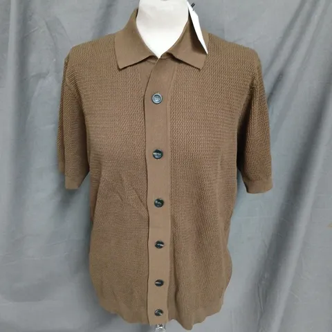 MNG TEXTURED SHORT SLEEVE BUTTON UP SHIRT IN DARK KHAKI SIZE L