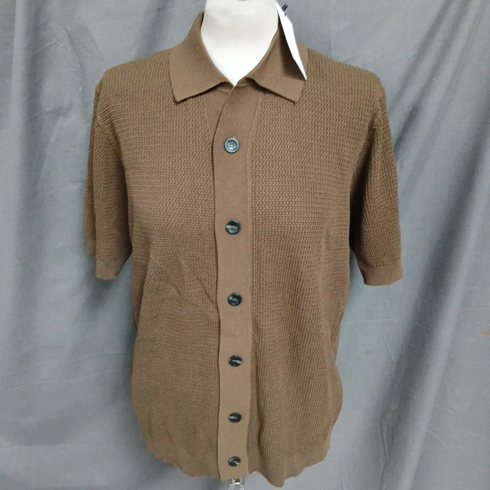 MNG TEXTURED SHORT SLEEVE BUTTON UP SHIRT IN DARK KHAKI SIZE L
