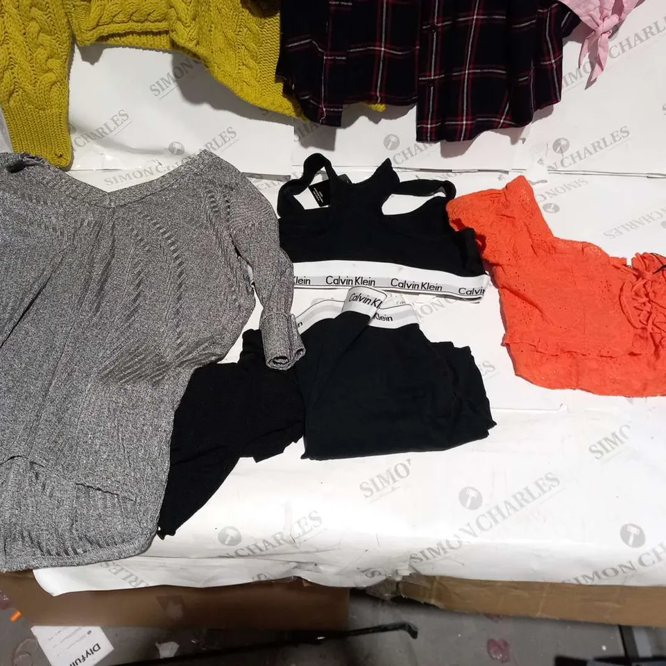 APPROXIMATELY 8 ITEMS OF ASSORTED CLOTHING TO INCLUDE; CALVIN KLEIN, LIMITED EDITION AND LOVE AND OTHER THINGS