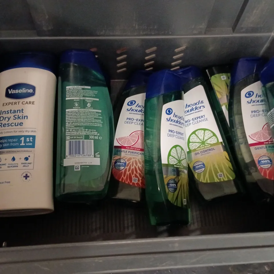 LOT OF APPROXIMATELY 20 ASSORTED HEALTH AND BEAUTY ITEMS TO INCLUDE SANEX, LOREAL AND BEAUTY WORKS