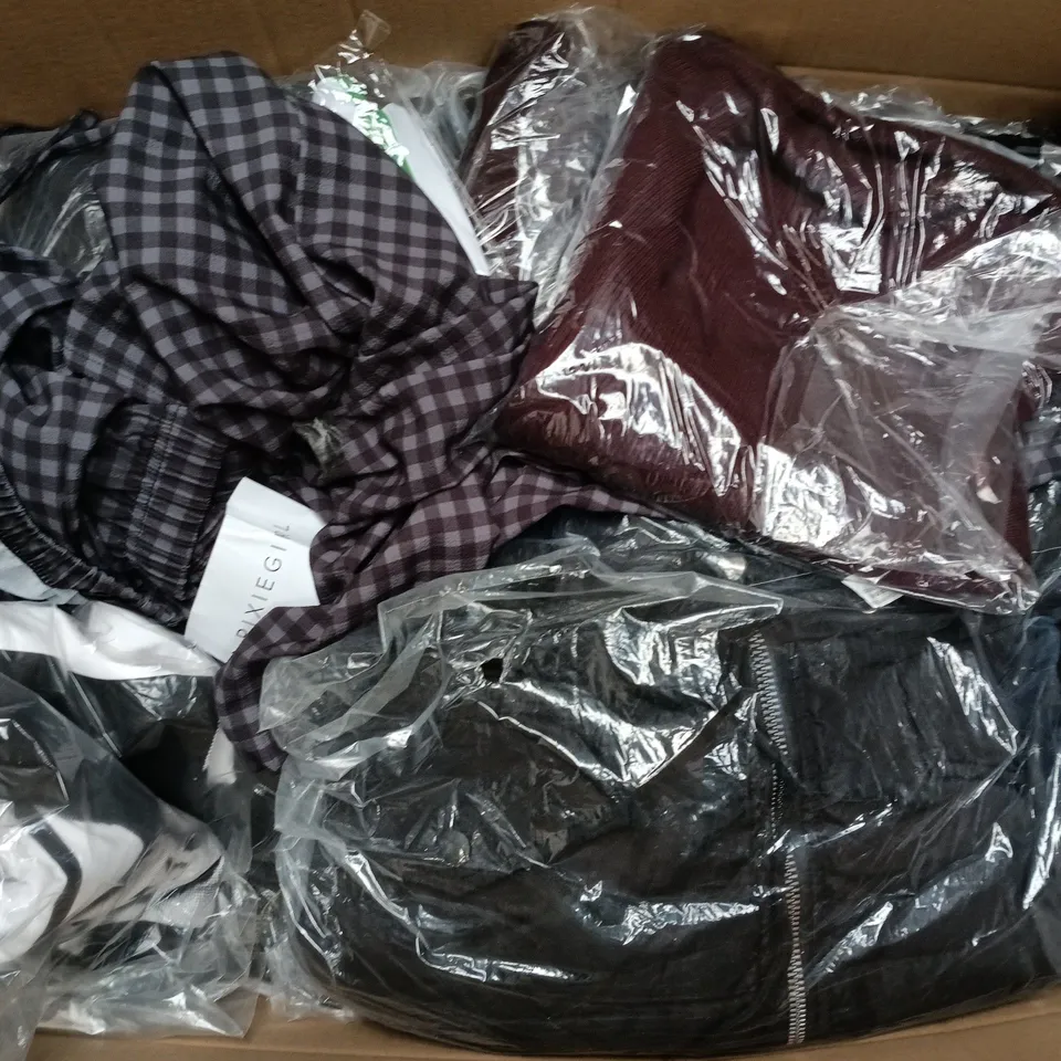 APPROXIMATELY 35 ASSORTED CLOTHING ITEMS IN VARIOUS SIZES, STYLES & COLOURS TO INCLUDE COAT, TROUSERS, GLOVES, ETC - COLLECTION ONLY