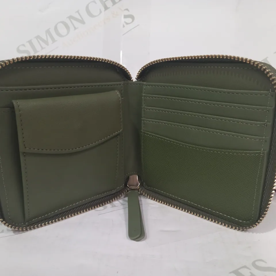 VULKITTY COMPACT WALLET IN GREEN