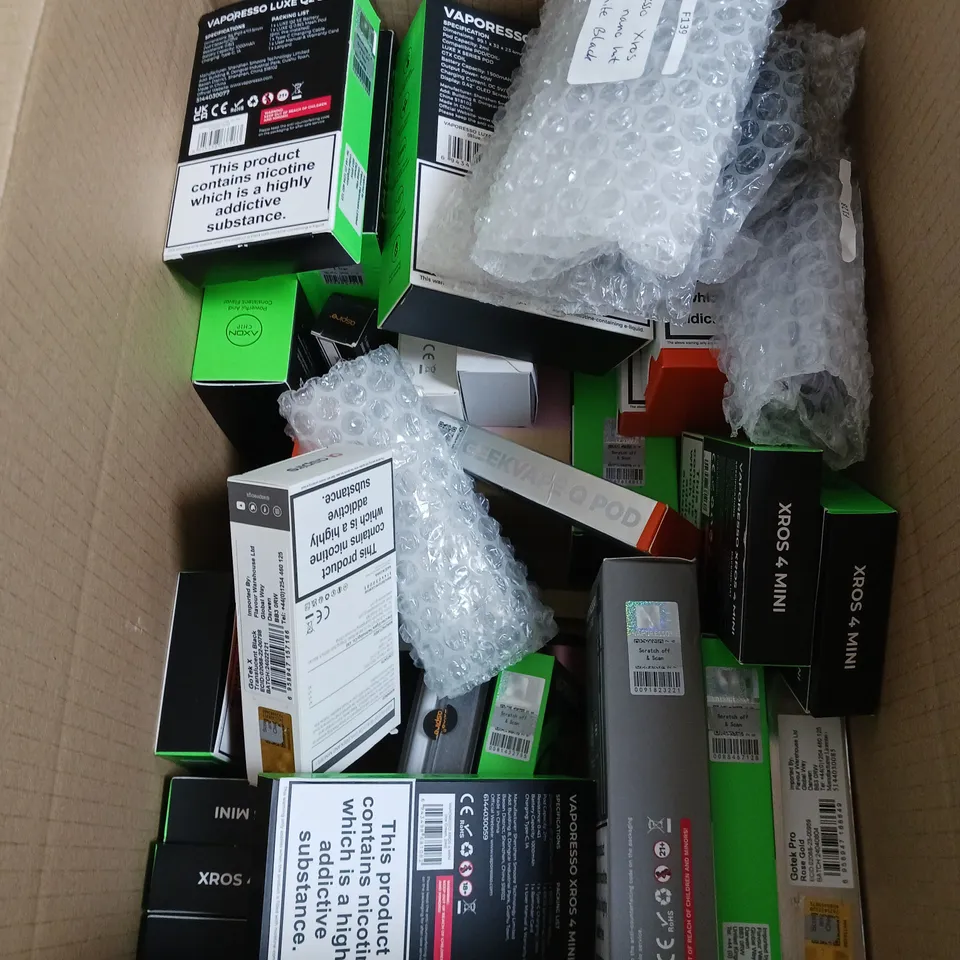 APPROXIMATELY 20 VAPES, E-CIGARETTES & ACCESSORIES TO INCLUDE - VOOPOO DRAG S2 - ASPIRE GOTEK X - VAPORESSO XROS PRO - ETC